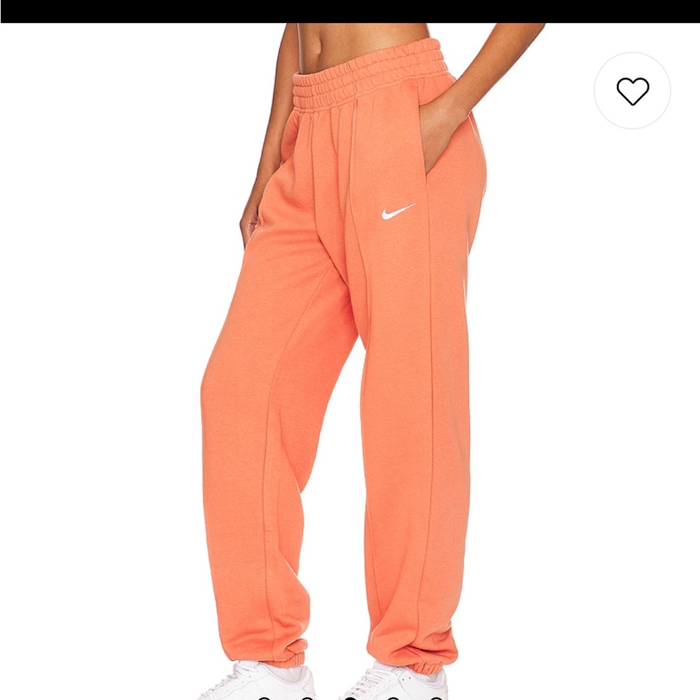Nike Essential Sweatpant in Madder Root size small